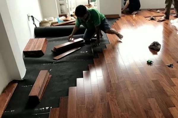 Cách sử dụng cao su non lót sàn gỗ đúng kỹ thuật