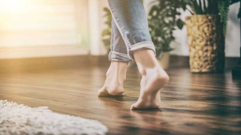 Sàn gỗ phát ra tiếng kêu khi di chuyển 