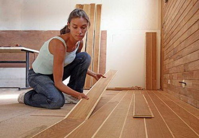 Sửa sàn gỗ bị phồng rộp do nước