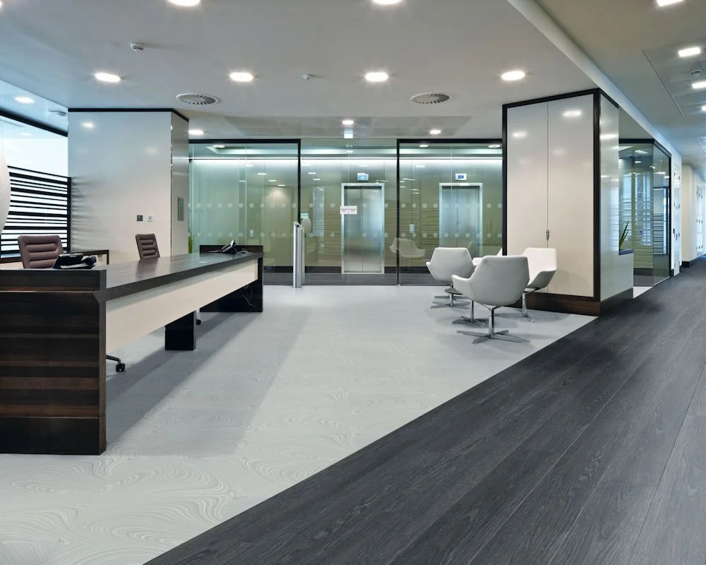 Ứng dụng của sàn nhựa vân gỗ trong văn phòng và showroom
