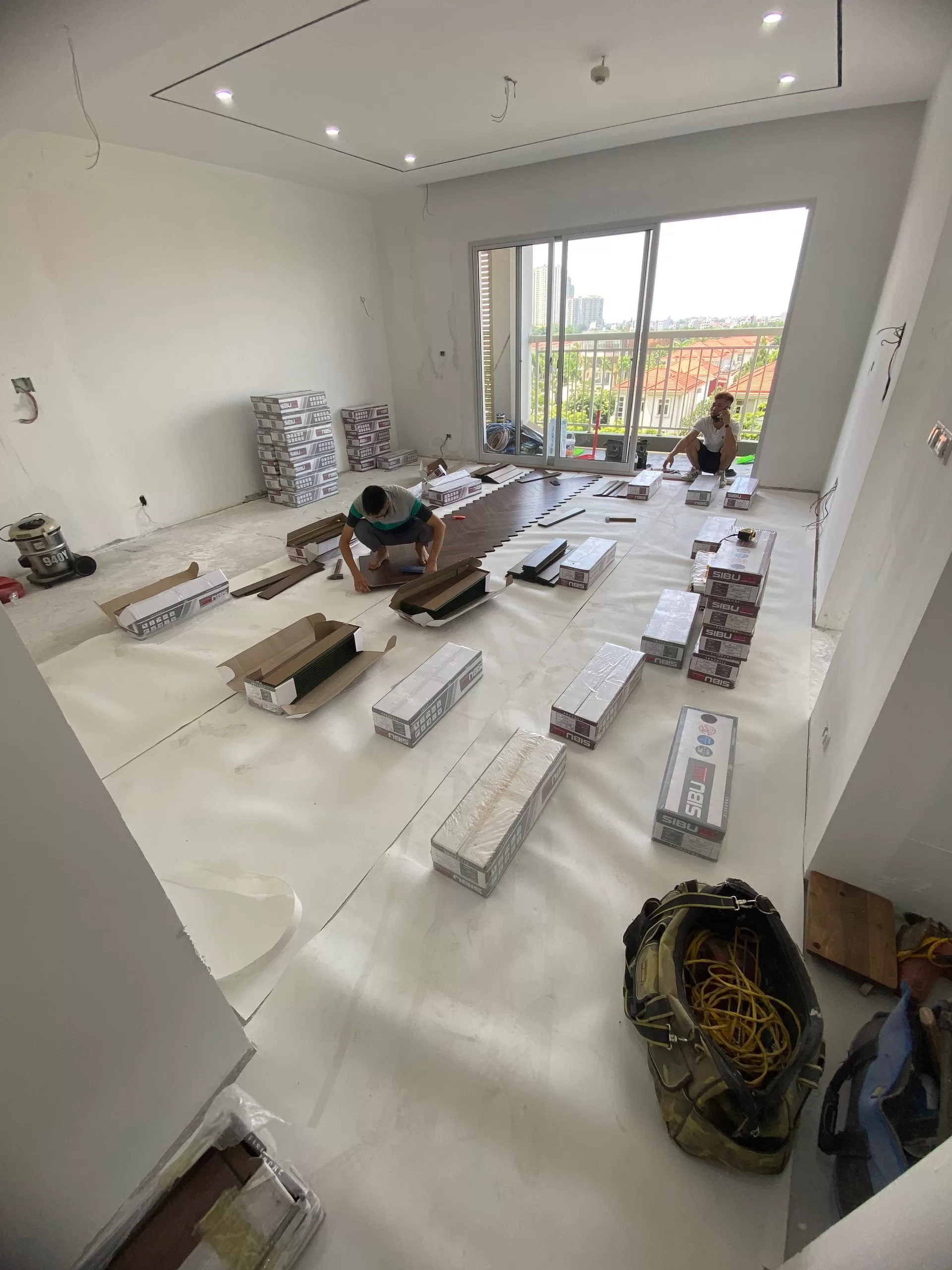 Có nên sử dụng cao su non lót sàn gỗ không?