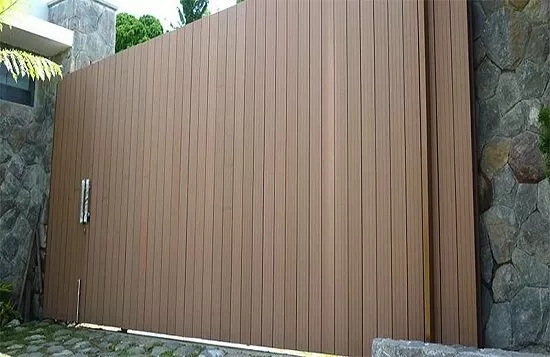 Ưu điểm nổi bật của cổng gỗ nhựa