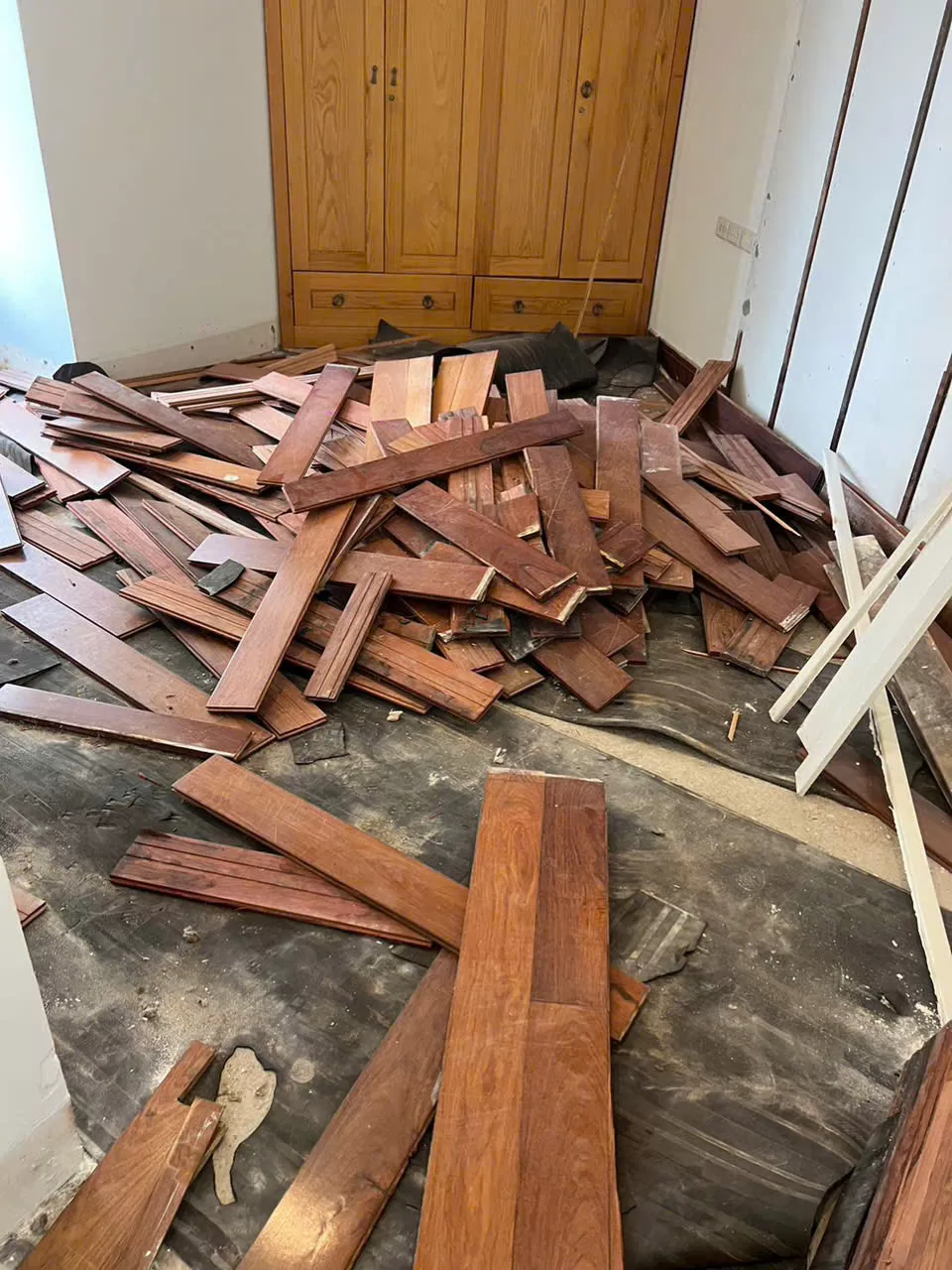 Có nên mua sàn gỗ thanh lý để tiết kiệm chi phí?